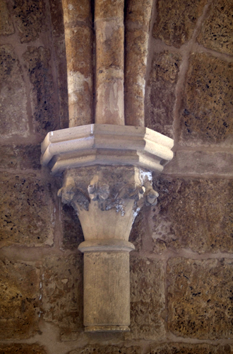 Capitel en crochet del claustro del monasterio de Piedra